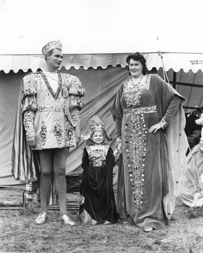 Performers dressed as a royal family